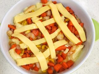 11、宝宝辅食12M➕：南瓜虾仁芝士吐司布丁,铺上一层奶酪碎