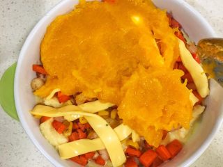 12、宝宝辅食12M➕：南瓜虾仁芝士吐司布丁,再将南瓜泥均匀的铺一层，将剩余的蛋奶液淋上