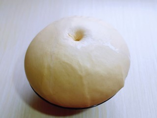 6、葱香四溢的全麦酸奶面包卷,发酵好的面团是原来的两倍大，用手摁一下，不回缩，不反弹即为发酵完成。