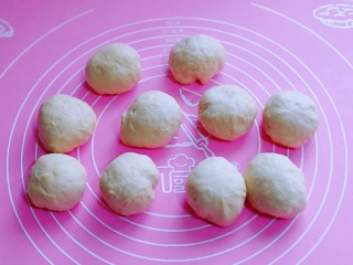 7、葱香四溢的全麦酸奶面包卷,发酵好的面团分成10等份。，盖上保鲜膜松弛20分钟。