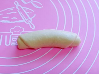 9、葱香四溢的全麦酸奶面包卷,由上往下卷起来，收口朝下。