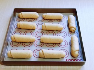 10、葱香四溢的全麦酸奶面包卷,依次做完，放入垫有油纸的烤盘中，并间隔距离，再次送入蒸烤箱进行二次发酵。