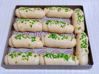 12、葱香四溢的全麦酸奶面包卷,撒上葱花与白芝麻。