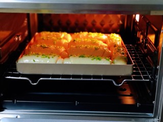 13、葱香四溢的全麦酸奶面包卷,将模具入东菱烤箱中层。