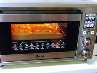 14、葱香四溢的全麦酸奶面包卷,上165度，下管160度烤20分钟，注意观察面包上色情况，上色后立即加盖一张锡纸。(时间及温度仅供参考，具体根据自家烤箱性能另定)