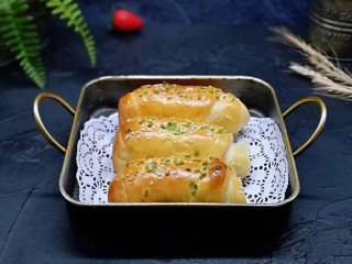 15、葱香四溢的全麦酸奶面包卷,葱香四溢的面包出炉啦！