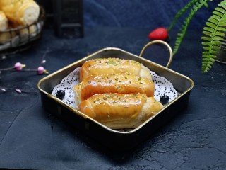 16、葱香四溢的全麦酸奶面包卷,口感松软特别香。