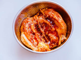 5、烤鸡,继续涂抹涂抹 在按摩，使酱汁充分的涂抹于这只鸡的全身...各个部位