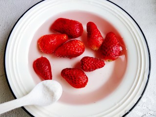 1、草莓炒酸奶+南瓜芋圆水果捞,草莓清洗干净,加少许食盐,浸泡一会儿。