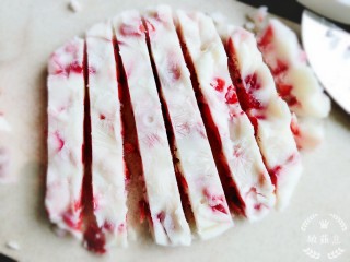 7、草莓炒酸奶+南瓜芋圆水果捞,然后切成想要的块或者条状。