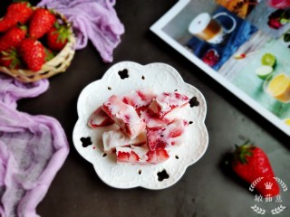 8、草莓炒酸奶+南瓜芋圆水果捞,草莓炒酸奶制作完成。超级好吃哦。