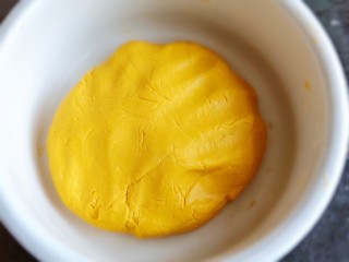 12、草莓炒酸奶+南瓜芋圆水果捞,趁热揉成光滑面团。
