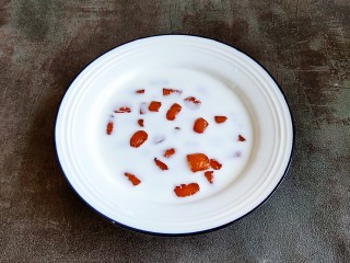 17、草莓炒酸奶+南瓜芋圆水果捞,用牛奶和炼乳做汤底,或者用椰汁均可。把芋圆放进去。