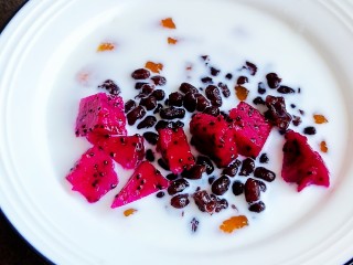 18、草莓炒酸奶+南瓜芋圆水果捞,加入喜欢的火龙果和蜜红豆。