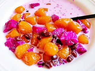 19、草莓炒酸奶+南瓜芋圆水果捞,看着都觉得特别有食欲。真的是非常好吃哦。