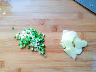 1、电饭煲+家常排骨藕汤,生姜切片，小葱切沫