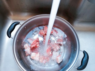 2、电饭煲+家常排骨藕汤,排骨切断泡出血水