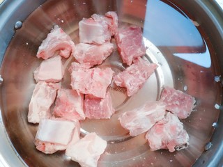 3、电饭煲+家常排骨藕汤,大概泡半个小时，血水出来了，把排骨捞出来