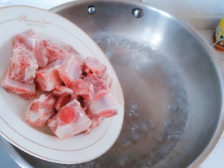 4、电饭煲+家常排骨藕汤,锅内加水烧开，然后倒入排骨