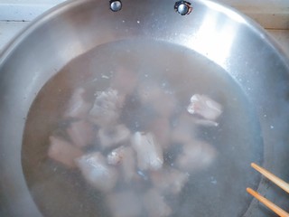 5、电饭煲+家常排骨藕汤,搅拌一下，让所有的排骨都均匀的去掉血色，让血沫子浮出来，关火