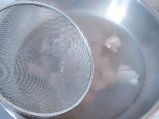 6、电饭煲+家常排骨藕汤,用滤网或者是勺子，把血沫子捞起来