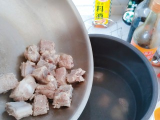 8、电饭煲+家常排骨藕汤,将去掉血沫子的排骨，连同它的原汤倒入内胆