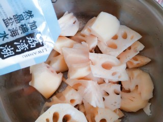 12、电饭煲+家常排骨藕汤,煮排骨的时候，把莲藕洗干净，切成块状，然后加盐拌一下，莲藕的口感会更加软糯，更可口