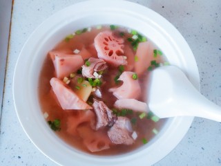 16、电饭煲+家常排骨藕汤,再揭开盖，把藕汤倒入汤盆中，撒上葱花，就做好了