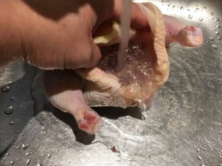 7、柠香迷迭鸡,鸡内部的淤血抠掉洗净