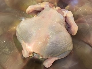 8、柠香迷迭鸡,沥干水放入大盆准备给她马杀鸡