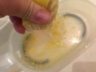 17、柠香迷迭鸡,挤出柠檬汁