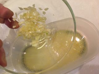 18、柠香迷迭鸡,加入蒜末