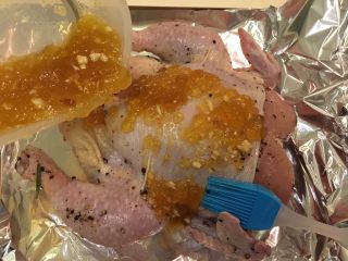 26、柠香迷迭鸡,涂上烧烤酱！全身上下，外面里面都要！记得留下1/3烧烤酱等等要用到