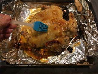 29、柠香迷迭鸡,取出！换背部！把1/3烧烤酱涂上