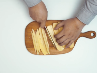 1、炸薯条,土豆削皮，切条