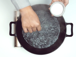 3、炸薯条,加水煮沸，放少许盐