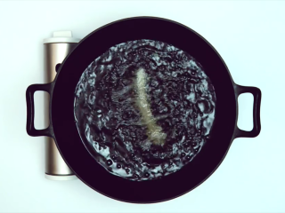 6、炸薯条,起油锅，测油温（放一根薯条，有小泡泡冒出，油温就可以了）