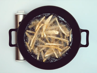 7、炸薯条,放入土豆条，炸3-5分钟