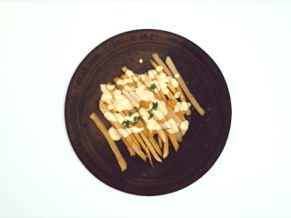 12、炸薯条,淋上热芝士酱，饰以荷兰芹末即可