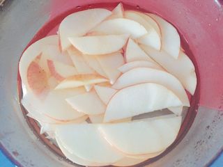 1、玫瑰苹果塔～,苹果切片，一定要尽力薄，放到锅里煮熟～放凉备用