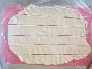 4、玫瑰苹果塔～,把面皮切成宽3cm、长20cm的长条～