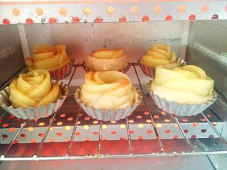 9、玫瑰苹果塔～,放入烤箱，170度，30分钟左右，注意观察苹果表面，不要考糊。