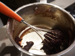 6、红丝绒蛋糕卷,关火，继续搅拌直至面团变得光滑，然后把面团转移到另一个料理盆里