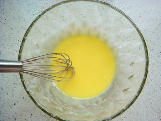 2、＃甜味＃暖暖熊香肠烧果子,搅拌均匀。