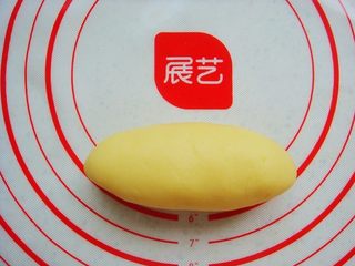 8、＃甜味＃暖暖熊香肠烧果子,包起来捏紧收口向下放。