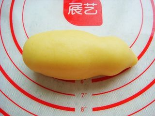 9、＃甜味＃暖暖熊香肠烧果子,一端捏出暖暖熊的头部轮廓。