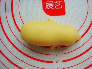 10、＃甜味＃暖暖熊香肠烧果子,身体两侧用刮板切出两部分做脚掌。（切口深度不露出香肠就可以）