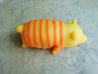 14、＃甜味＃暖暖熊香肠烧果子,均匀的粘贴在小熊的身体上。