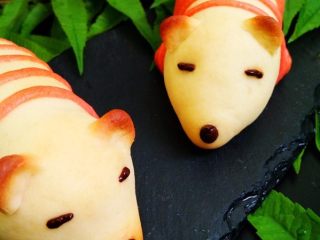 16、＃甜味＃暖暖熊香肠烧果子,烤好晾凉后，用融化的巧克力画出眼睛和鼻子就完成啦！