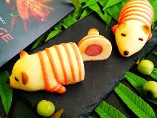 19、＃甜味＃暖暖熊香肠烧果子,绵软的组织搭配香肠的Q弹，鲜香美味，口感丰富。